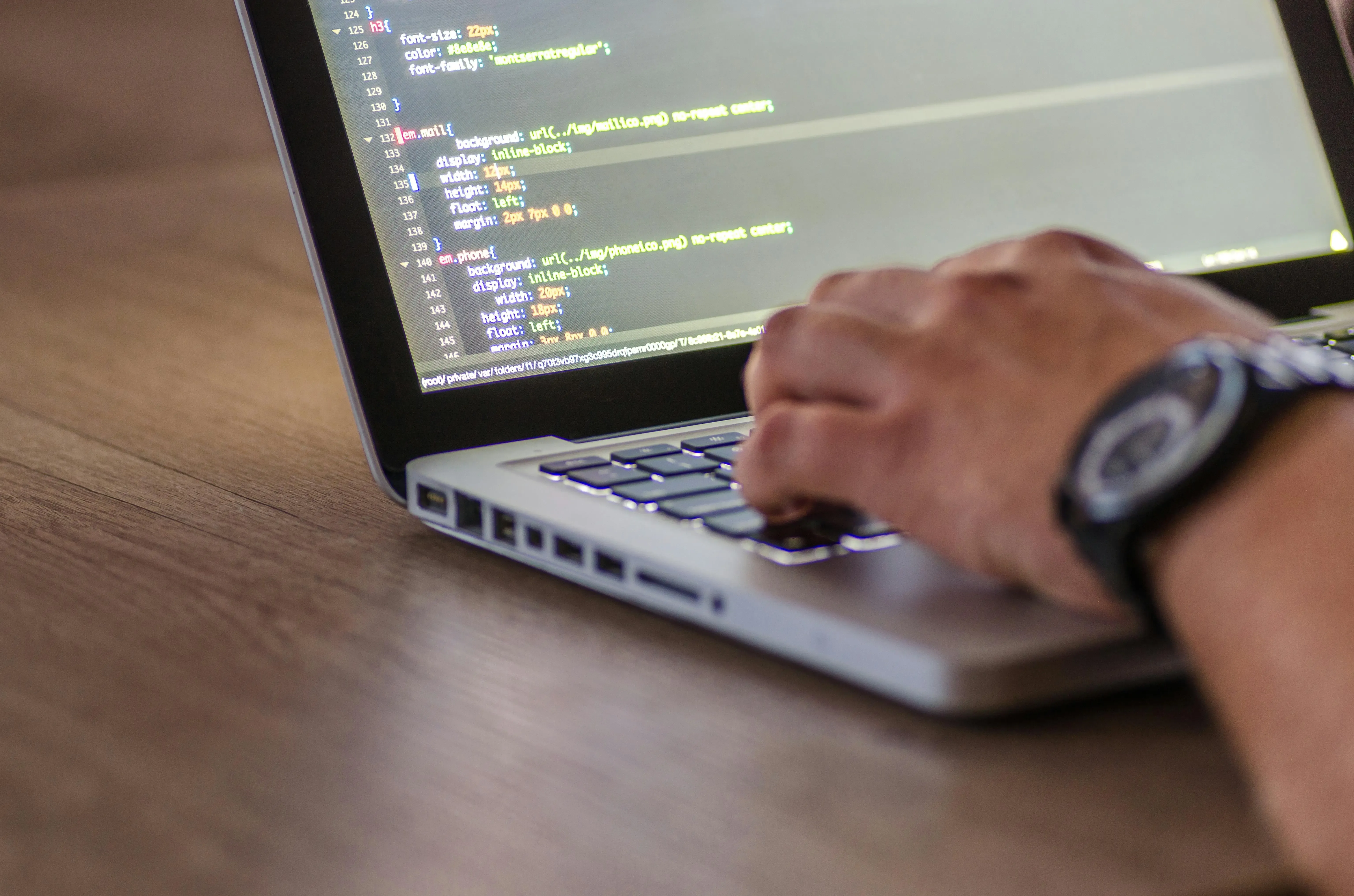 Desarrollador programando un sistema a medida